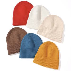 Gorro de Lana Cálido de Alta Calidad, Tejido, en Varios Colores con Lindos Lazos para Hombres y Mujeres, para Deportes de Invierno y Esquí - Product Image 1