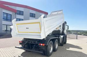 Camión Volquete Blanco de Servicio Pesado para Transporte de Carga en Construcción y Minería - Product Image 3
