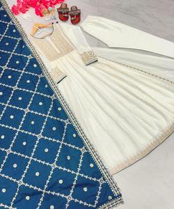 ปาร์ตี้ผ้าไหมซาน่าที่น่าดึงดูดสวมชุด Sharara ยอดนิยมพร้อมรายละเอียดนัวเนียอย่างมีสไตล์เทศกาลแฟชั่นดอกไม้ของนักออกแบบ - Product Image 2