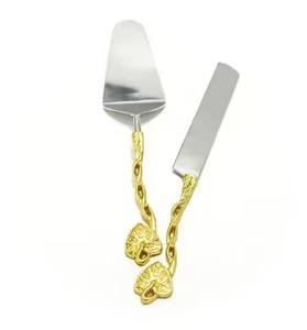 ชุดอุปกรณ์ตัดเค้กพร้อมด้ามจับไม้สีแดง ดีไซน์สวยงาม - Product Image 6