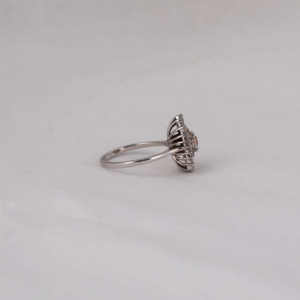 Anillo de compromiso de diamante cultivado en laboratorio con corte de oro macizo de 14K, anillo de regalo de compromiso de diamante certificado con acento de corte Baguette cónico - Product Image 4