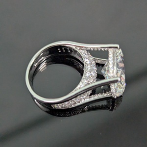 Anillo con Halo Oculto de Tensión Oeste-Oeste Certificado por IGI con Diamante Cultivado en Laboratorio de 8.60tcw, Color EF, Claridad VS, Forma Ovalada - Product Image 5