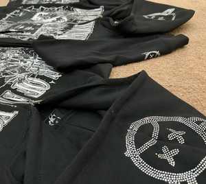 เสื้อฮู้ดดี้สตรีทแวร์ผ้าฝ้ายฟลีซแบบยูนิเซ็กซ์สำหรับฤดูใบไม้ร่วง ผลิตจากวัสดุเป็นมิตรกับสิ่งแวดล้อม พร้อมลายปักคริสตัล พิมพ์ซิลค์สกรีนทั้งด้านหน้า ซิปด้านหน้าทั้งตัว ป้ายกำกับแบบกำหนดเอง - Product Image 3