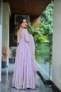 ชุดเดรส Anarkali ผ้าเน็ตปักเลื่อมหรูหราสำหรับผู้หญิง ยี่ห้อ Unity Luxure พร้อมผ้าคลุมไหล่เข้าชุด เหมาะสำหรับงานเทศกาลและงานแต่งงาน - Product Image 2