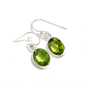 Pendientes colgantes de plata de ley 925 fina al por mayor atractivos pendientes de joyería facetados con bisel de corte ovalado de piedra de peridoto - Product Image 1