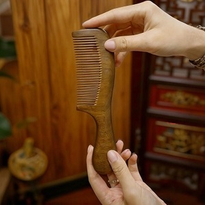 Peine de baño de dientes anchos de sándalo natural 100% hecho a mano para el cuidado del cabello lujoso - Product Image 3