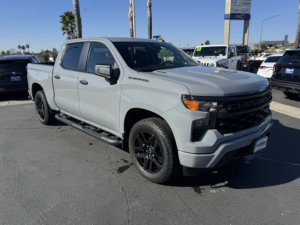 Chevrolet Silverado 1500 Custom 2024 Usado en Buen Estado - Product Image 2