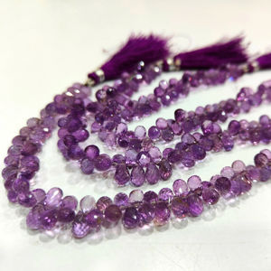 Forma de lágrima de amatista natural 5x7mm Briolette cuentas facetadas hebra 8 pulgadas de largo - Product Image 1