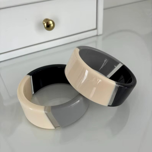 Bracelets jBangle, Bracelet de créateur fait main, cadeau de demoiselle d'honneur, Bracelet en résine de charme unique fabriqué à la main bleu et rouge, idée cadeau - Product Image 1