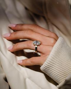 Anillo de compromiso blanco de corte ovalado de 12x8mm | Anillo de oro con tres piedras para Mujer | Joyería nupcial de moissanita CZ - Product Image 4