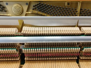 เปียโนตั้งพื้น Kawai KU10 สีเบอร์กันดีจากญี่ปุ่น เสียงโทนอุ่น ปรับจูนอย่างแม่นยำ ตัวเลือกสำหรับมืออาชีพ เสียงบริสุทธิ์ สัมผัสสบาย - Product Image 2