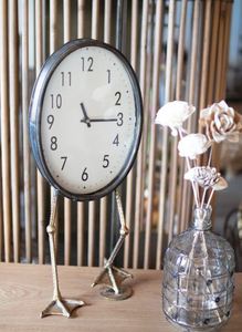 Reloj de mesa de metal con pies de pato de latón AK en pieza estándar con acabado antiguo de latón para decoración de interiores de mesa - Product Image 4