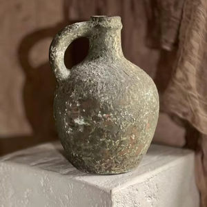 Jarrón de Terracota Vintage con Asa, Cerámica Texturizada Única de Estilo Bohemio, Decoración Rústica Antigua para el Hogar, Biodegradable y Desechable - Product Image 1