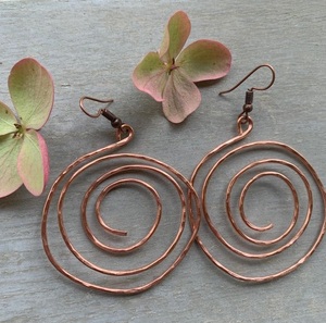 Pendientes de cobre de primera calidad hechos con un elegante diseño étnico artesanal adecuado para los amantes de la moda tradicional diaria - Product Image 2