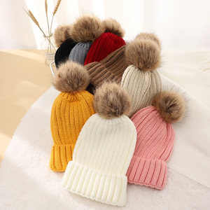 Gorro personalizado con logotipo bordado, etiqueta tejida con Bola de Pelo extraíble, Gorro con pompón acrílico 100% en invierno - Product Image 2