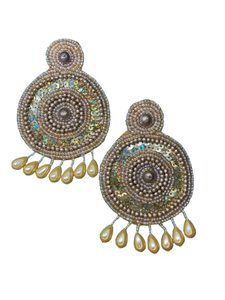 Boucles d'oreilles brodées de fleurs traditionnelles avec fils métalliques, légères, design artisanal, idéales pour fêtes et remises de diplômes, personnalisables - Product Image 3