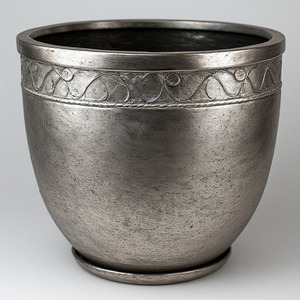 Maceta de metal decorativa brillante pulida rústica perfectamente adecuada para la decoración elegante del jardín y las necesidades de estilo de temporada - Product Image 1