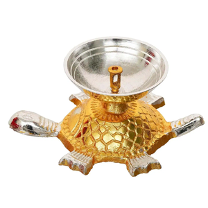 Lámpara Diya de latón tradicional adornada con un borde festoneado en un pedestal escalonado, para rituales Pooja, disponible al por mayor - Product Image 2