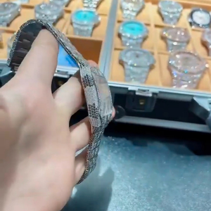 Montre de luxe à affichage analogique de haute qualité, sertie de diamants Moissanite, cadran carré de 20 mm en acier inoxydable, mouvement Miyota, fabriquée en usine - Product Image 4