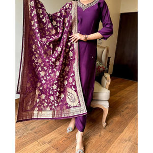 Majestic Mauve Kurta Set avec Banarasi Dupatta Festive Indian Wear pour femme avec broderie Detailing - Product Image 1