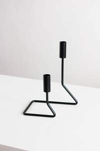 Lleve la luz y la sofisticación a su interior con candelabros de alambre de oro mínimos diseñados para el estilo y la serenidad - Product Image 6