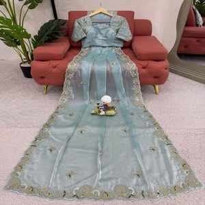 Elegante Sari de Diseñador con Bordado Pesado de Hilos y Lentejuelas Incluye Blusa Sin Coser a Juego - Product Image 4