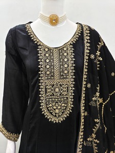 Impresionante Vestido Anarkali de Diseño Indio-Pakistaní en Tela de Seda Premium con Bordado Zari y Lentejuelas, Exclusivo para Fiestas y Bodas - Product Image 3