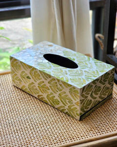 Un chef-d 'œuvre de luxe fabriqué à la main mettant en vedette la beauté irisée et l'art vietnamien intemporel Boîte à mouchoirs en nacre - Product Image 3