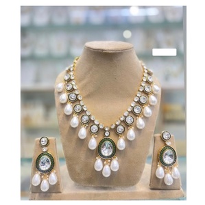 Ensemble de bijoux de mariée traditionnel Polki Collier Kundan artisanal avec boucles d'oreilles assorties disponibles au meilleur prix de l'Inde - Product Image 1