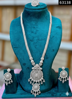 Ensemble de collier long en finition or de luxe avec pendentif rond antique et boucles d'oreilles assorties 63137