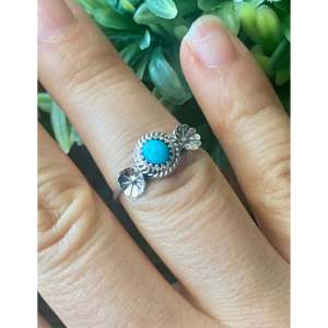 Anillo de Plata de Ley y Turquesa Hecho a Mano por los Navajo, Joyería Cultural Coleccionable, Talla 8 - Product Image 2
