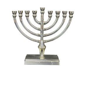 Bougeoir Menorah en laiton traditionnel moderne à 7 branches candélabre élégant finition or pour Hanoukka et la décoration intérieure - Product Image 6