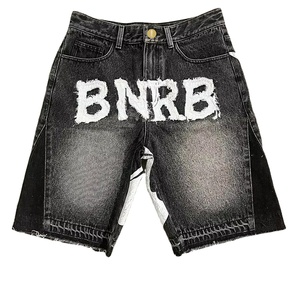 Pantalones Cortos de Mezclilla Negros Desgastados de Hombre, Estilo Streetwear, Holgados, con Logotipo Bordado y Aplicaciones Estampadas de Spandex/Algodón, con Dobladillo sin Rematar - Product Image 1