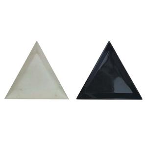 Plateau de tri triangulaire en plastique blanc et noir outil de bijoux de haute qualité utilisation la plus basse prise fpor makoing outil professionnel - Product Image 1