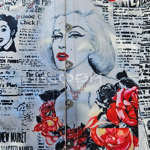 Corsé de satén con estampado de Marilyn Monroe y diseño vintage de periódico y rosas - Product Image 4