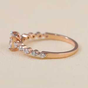 แหวนหมั้นเพชรเลี้ยงในห้องปฏิบัติการ ประดับด้วยเพชรทรงคุชชั่น - Product Image 1