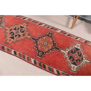 Alfombra Turca de 3.2x11.4 pies, Alfombra Vintage, Alfombra Persa de Lana Roja y Negra - Product Image 4