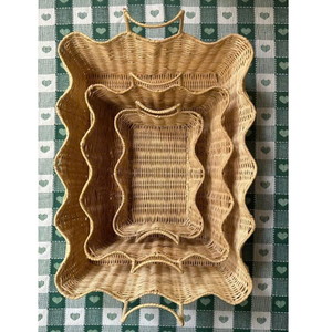 Estilo rústico cálido y elegante para cualquier espacio, perfecto para servir cócteles exclusivos o exhibir decoración, juego de bandejas onduladas de ratán - Product Image 1