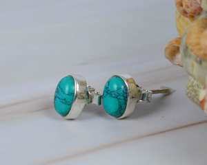 Boucles d'oreilles clous en turquoise cuivre bleu naturel de coupe ovale, design époustouflant, bijoux fins faits à la main, argent massif 925, pour mariage et fête - Product Image 2