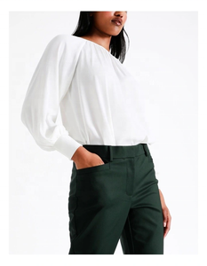 Pantalon en satin de coton biologique vert forêt Avec une coupe ajustée et une taille moyenne, ce pantalon a un design sophistiqué Zip Fly Closer - Product Image 4