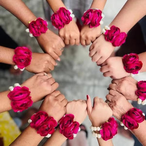 Flor artificial nupcial Gajra Rose y pulseras nikha con cuentas ramillete de mano para Haldi Mehndi y Sangeet Favors - Product Image 1