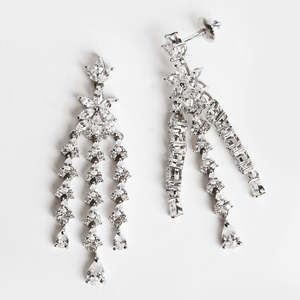 Boucles d'oreilles pendantes Clara en argent sterling 925 avec placage or 18 carats, pendentif Shiza en forme de fleur - Product Image 5