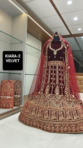 Fournisseur indien fait à la main en velours Lehenga Choli avec broderie au design moderne pour anniversaire à vendre - Product Image 4
