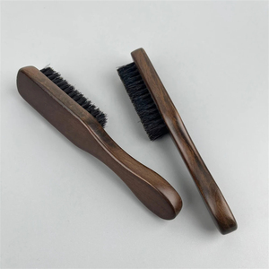 Brosse à barbe en bois avec poils en nylon pour l'entretien éco-responsable de la barbe masculine - Product Image 1