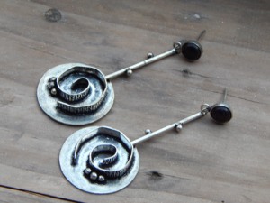 Pendientes de gota de inspiración vintage hechos a mano de Latón chapado en plata con patrones intrincados y detalles antiguos - Product Image 3