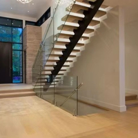 Moderne High-End-Treppe aus Walnussholz mit strap azier fähigem rahmenlosem Glas geländer für den Wohnungs gebrauch