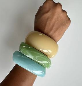 Brazaletes de Resina de Lujo para Mujer, Resistentes al Agua, Colores Personalizados, Diseño Elegante, Joyería Moderna, Regalo Empresarial, Suministro Mundial - Product Image 3