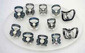 Lot de 31 pinces de barrage en caoutchouc manuel de vente chaude avec instruments dentaires à cadre avec revêtement noir - Product Image 3