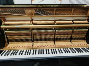 Piano Vertical KAWAI US63H Hecho en Japón, Color Negro, Sonido Potente, Sustain Prolongado, Mecanismo de Martillo Importado de Alta Resistencia - Product Image 5
