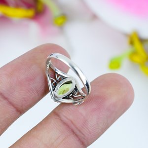 Bague unisexe vintage en argent sterling 925 faite à la main par S.K.Jewels, avec pierre précieuse de forme marquise, tendance, péridot serti clos - Product Image 2